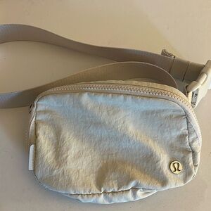 White Lululemon Everywhere belt bag (small size 1L)